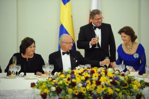 Bronisław Komorowski podebrał kieliszek królowej Szwecji