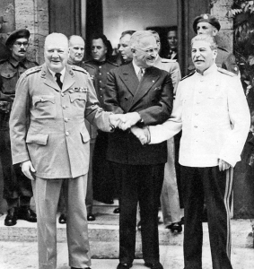 Winston Churchill, Harry Truman i Józef Stalin na konferencji w Poczdamie. Winston Churchill, Harry Truman i Józef Stalin na konferencji w Poczdamie.