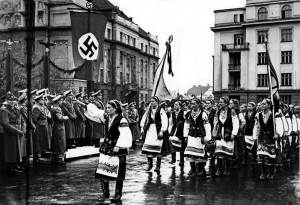 Hans Frank przyjmuje defiladę ukraińskich nacjonalistów w Stanisławowie Hans Frank przyjmuje defiladę ukraińskich nacjonalistów w Stanisławowie