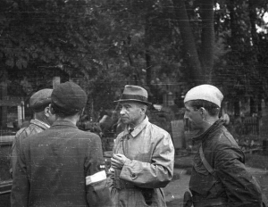 Kazimierz Iranek-Osmecki wizytuje cmentarz ewangelicki w czasie Powstania warszawskiego Kazimierz Iranek-Osmecki wizytuje cmentarz ewangelicki w czasie Powstania warszawskiego