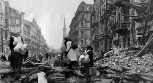 Mieszkańcy opuszczają Warszawę po Powstaniu warszawskim Mieszkańcy opuszczają Warszawę po Powstaniu warszawskim