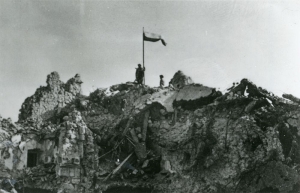 Polska flaga na Monte Cassino Polska flaga na Monte Cassino